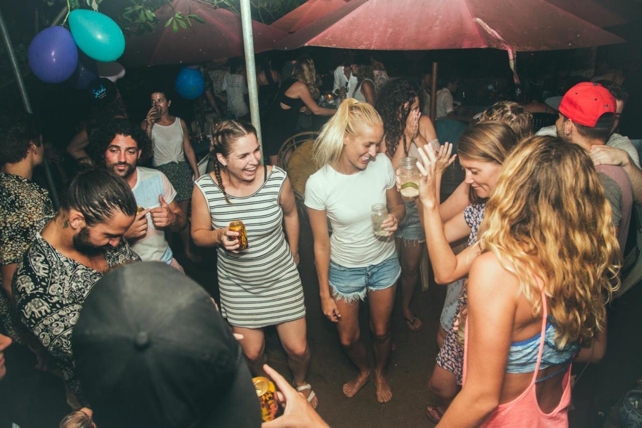 Surf & Party - Hostel Somewhere Else Canggu  Luaran gambar