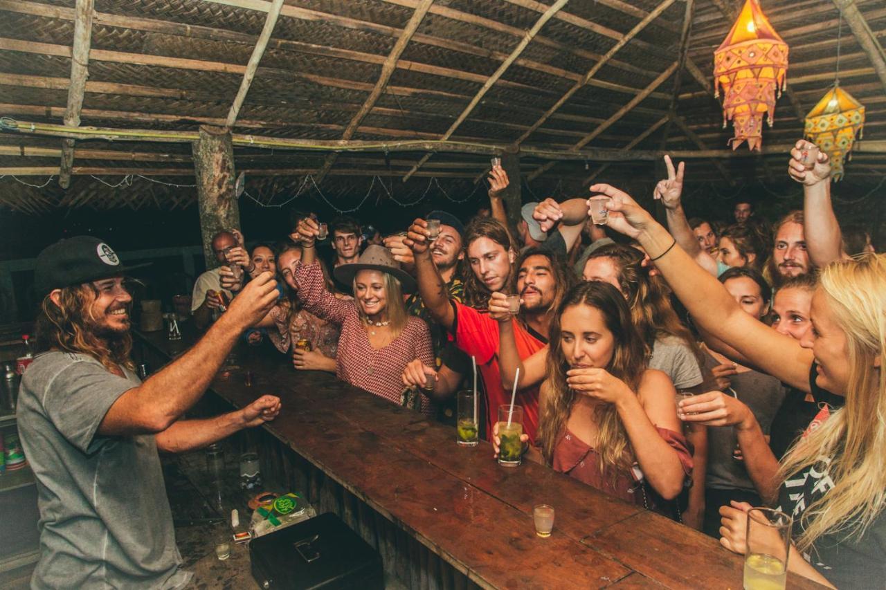 Surf & Party - Hostel Somewhere Else Canggu  Luaran gambar