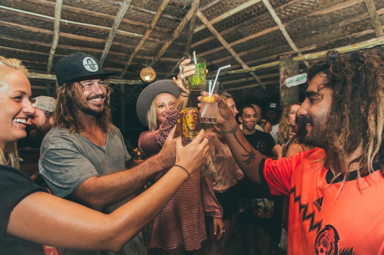 Surf & Party - Hostel Somewhere Else Canggu  Luaran gambar