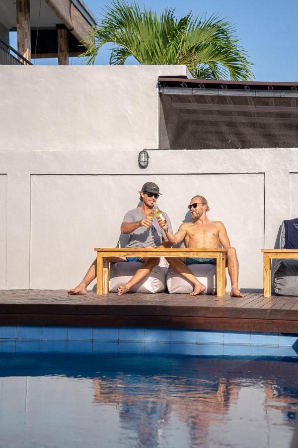Surf & Party - Hostel Somewhere Else Canggu  Luaran gambar