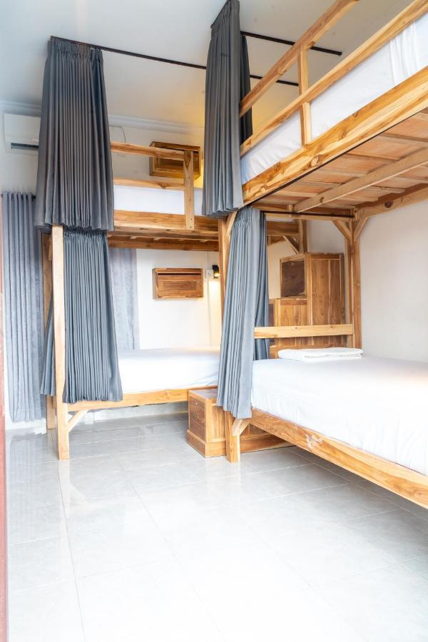 Surf & Party - Hostel Somewhere Else Canggu  Luaran gambar