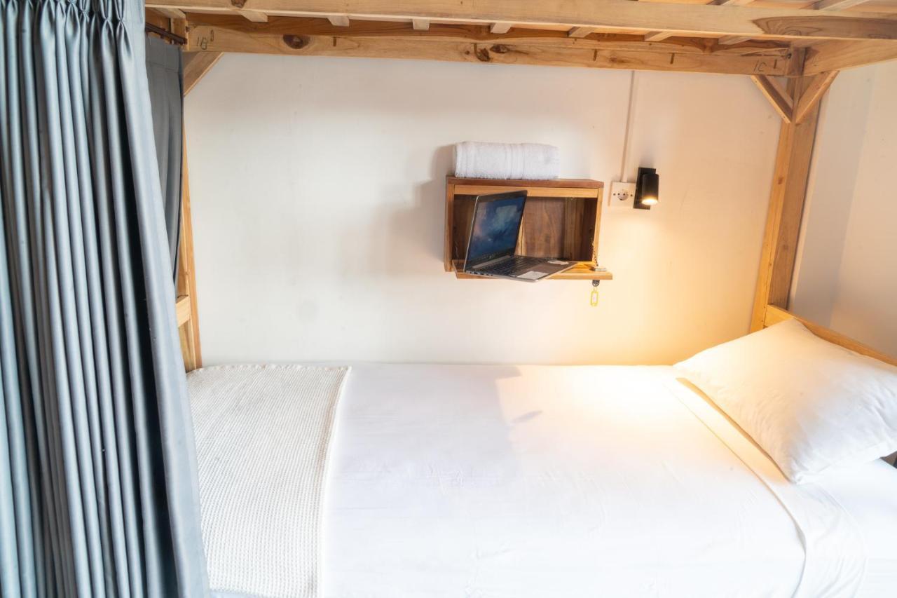 Surf & Party - Hostel Somewhere Else Canggu  Luaran gambar