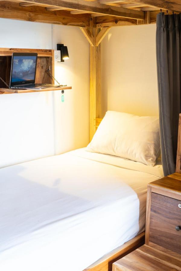 Surf & Party - Hostel Somewhere Else Canggu  Luaran gambar