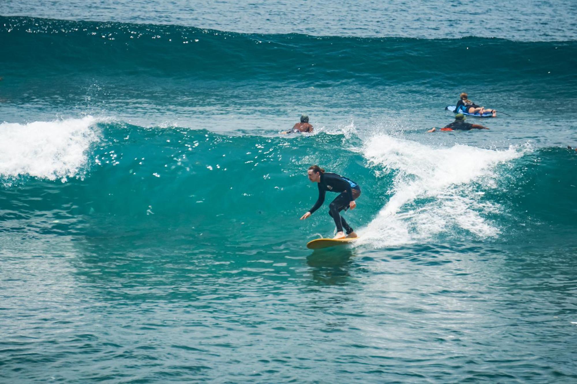 Surf & Party - Hostel Somewhere Else Canggu  Luaran gambar